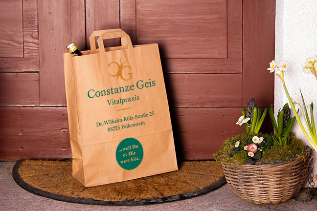 Einkaufstüte von Constanze Geis vor Tür